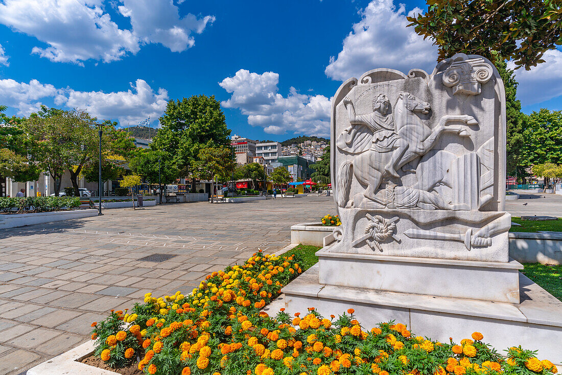 Blick auf Skulptur im Memorial Park, Dimos Kavalas, Ostmakedonien und Thrakien, Golf von Thasos, Golf von Kavala, Thrakisches Meer, Griechenland, Europa