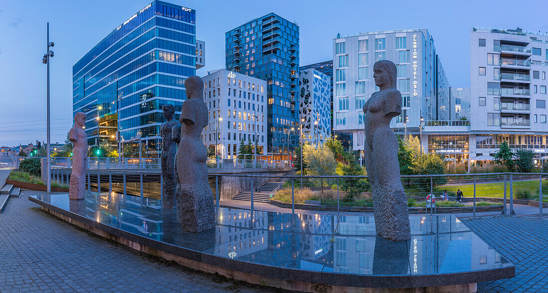 Blick auf die Barcode-Gebäude und Fellesskap-Skulpturen in der Abenddämmerung, Oslo, Norwegen, Skandinavien, Europa