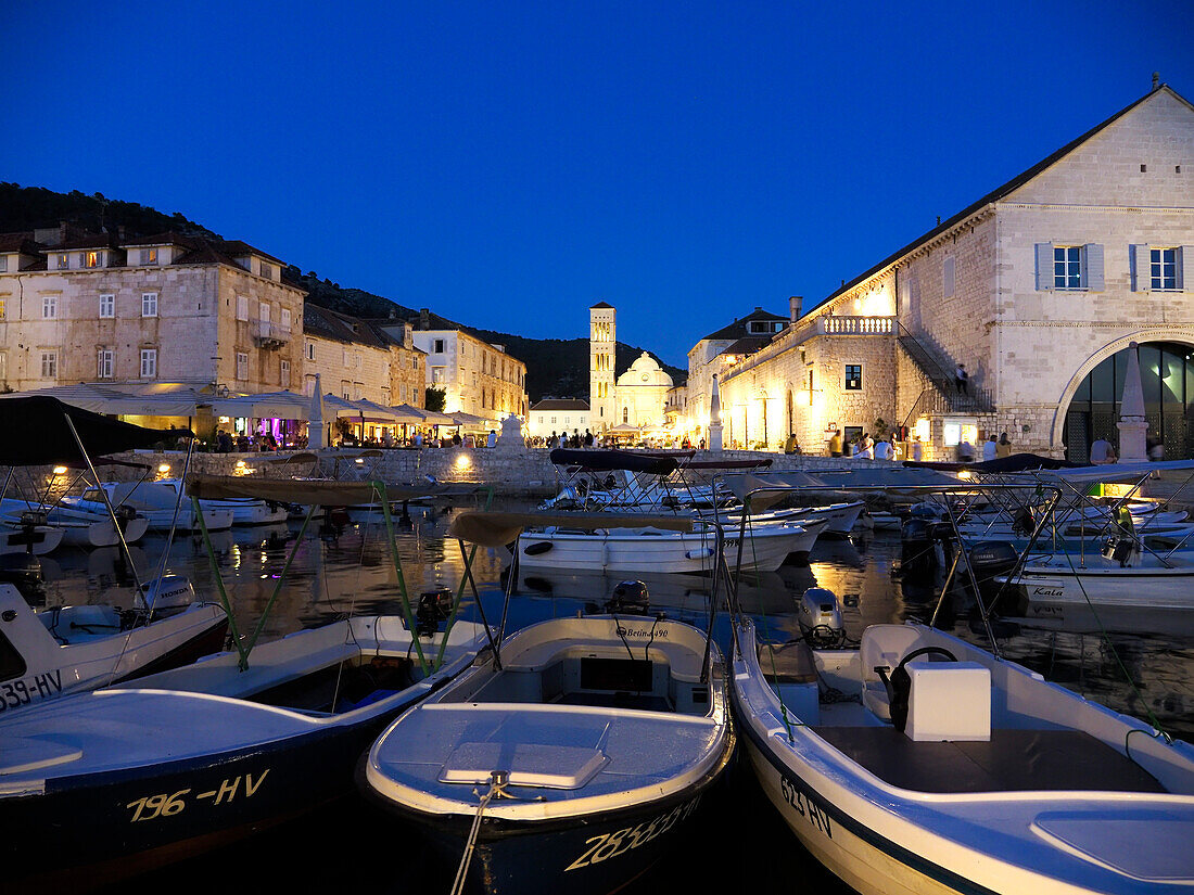 Hafen von Hvar und St. Stephens Platz in der Abenddämmerung, Hvar, Kroatien, Europa