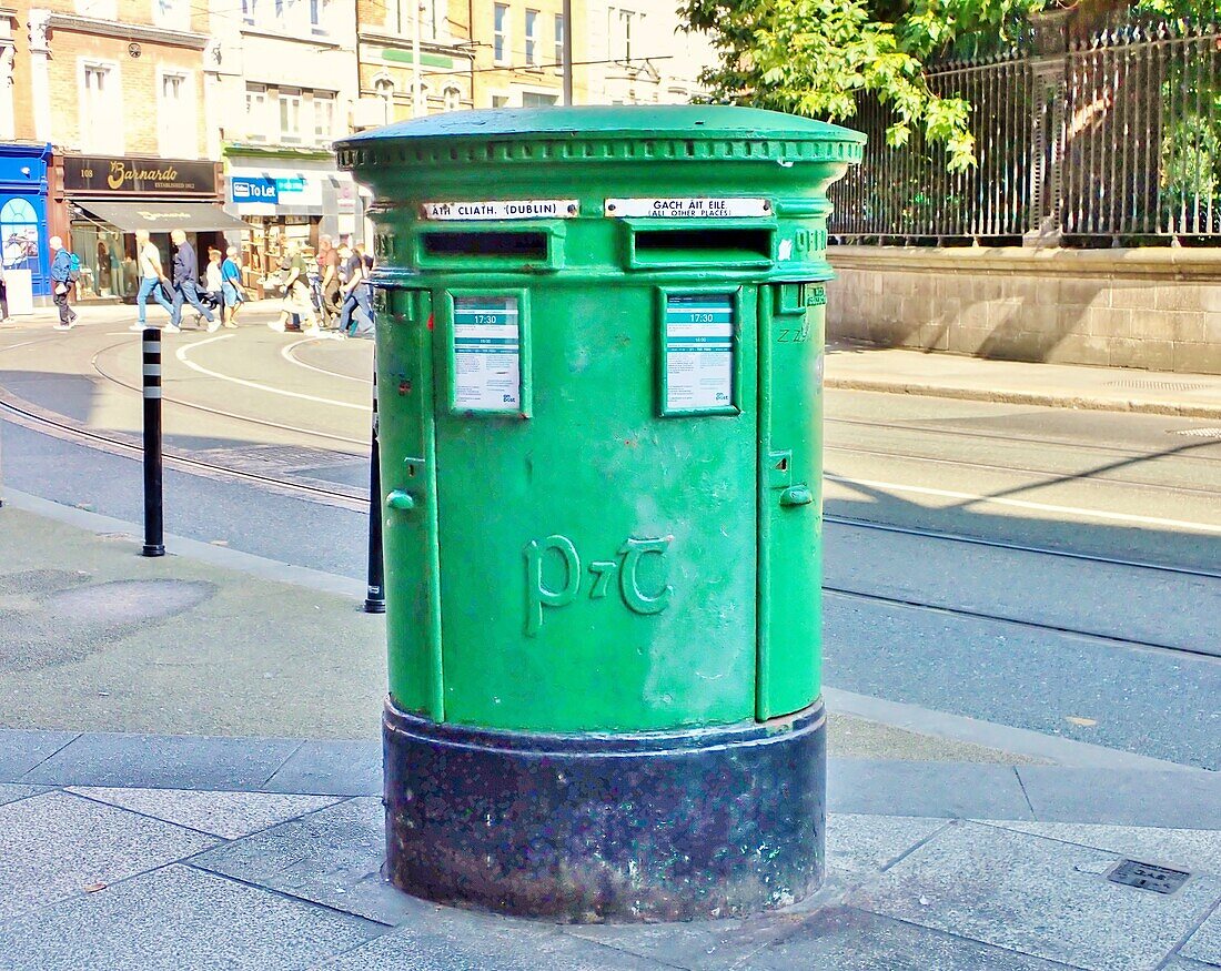 Ein grüner Dubliner Briefkasten in der Grafton Street, im Zentrum von Dublin, Republik Irland, Europa