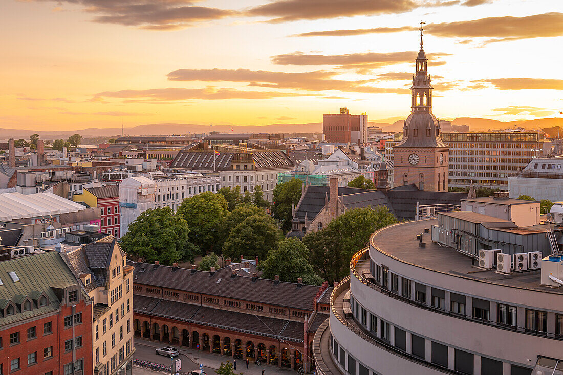 Blick auf den Osloer Dom und die Skyline der Stadt von einer erhöhten Position bei Sonnenuntergang, Oslo, Norwegen, Skandinavien, Europa