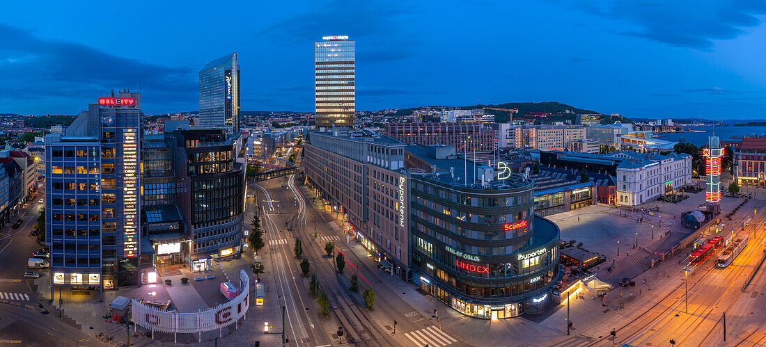 Blick auf Jernbanetorget und Stadtsilhouette von erhöhter Position in der Abenddämmerung, Oslo, Norwegen, Skandinavien, Europa