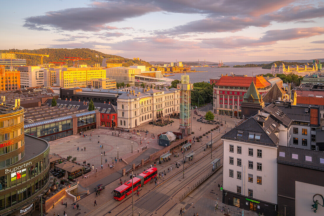 Blick auf Jernbanetorget und Stadtsilhouette von erhöhter Position bei Sonnenuntergang, Oslo, Norwegen, Skandinavien, Europa