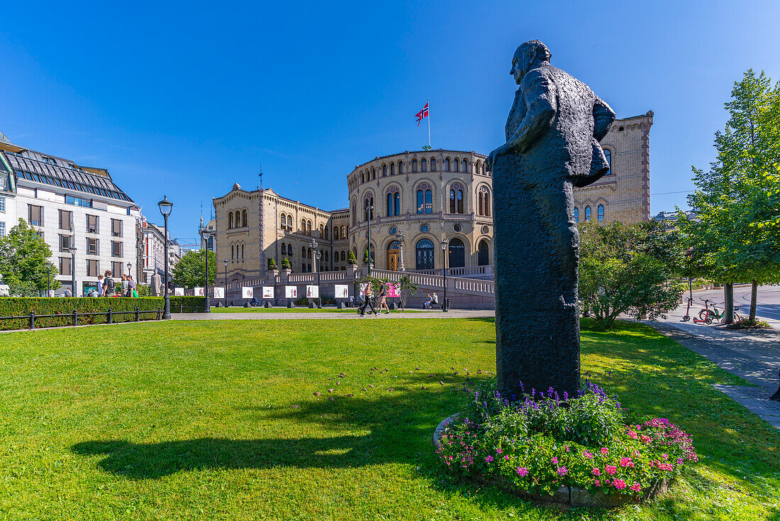 View of Grand Hotel and Norwegian Parliament in Stortingsparken on a sunny day, Oslo, Norway, Scandinavia, Europe