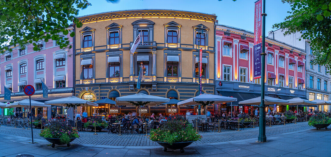 View of cafes, bars and architecture on Karl Johans Gate at dusk, Oslo, Norway, Scandinavia, Europe