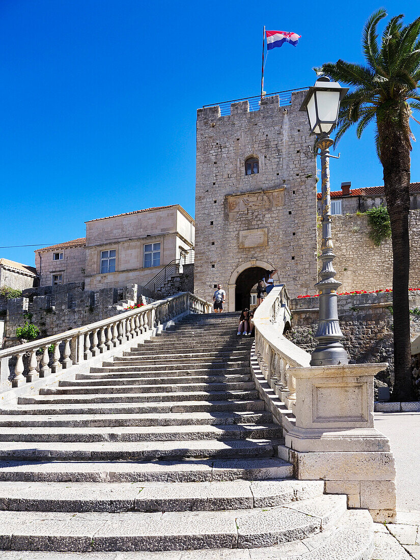 Landtor und Treppe, Stadt Korcula, Kroatien, Europa