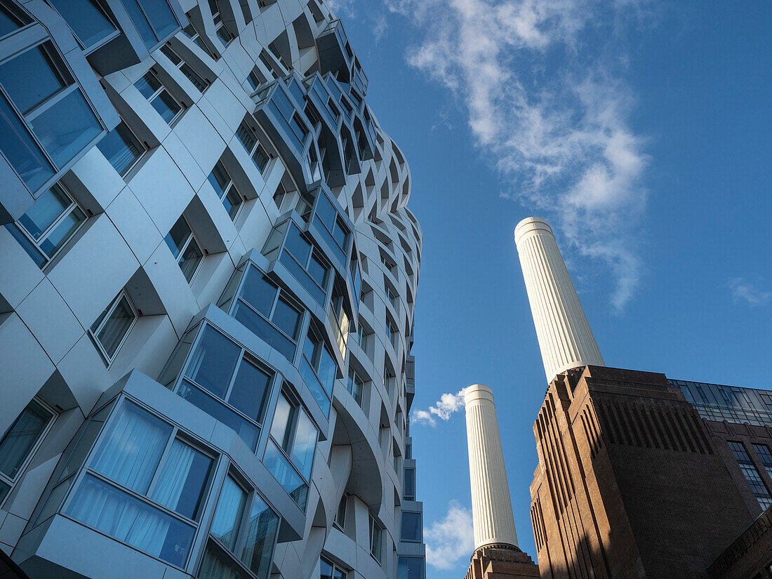 Frank Gehry Apartments und Schornsteine der Power Station, Battersea, London, England, Vereinigtes Königreich, Europa