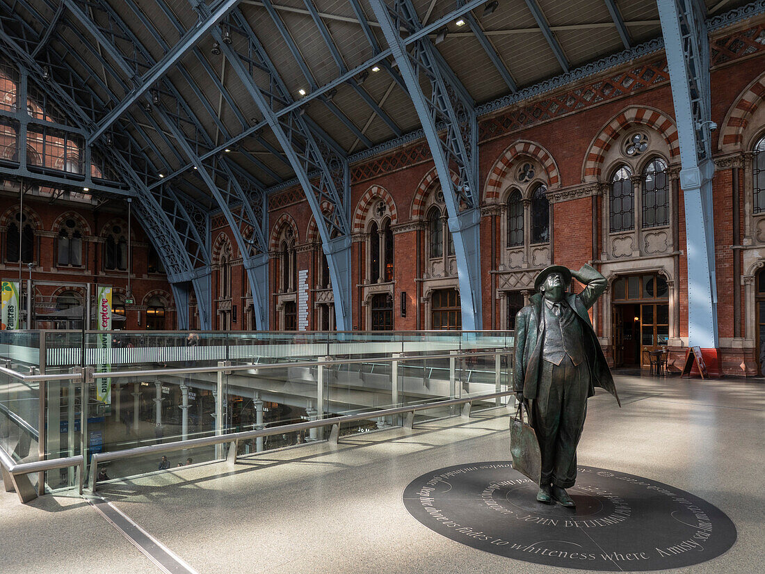 Skulptur von Sir John Betjeman im Inneren des Bahnhofs St. Pancras International, London, England, Vereinigtes Königreich, Europa