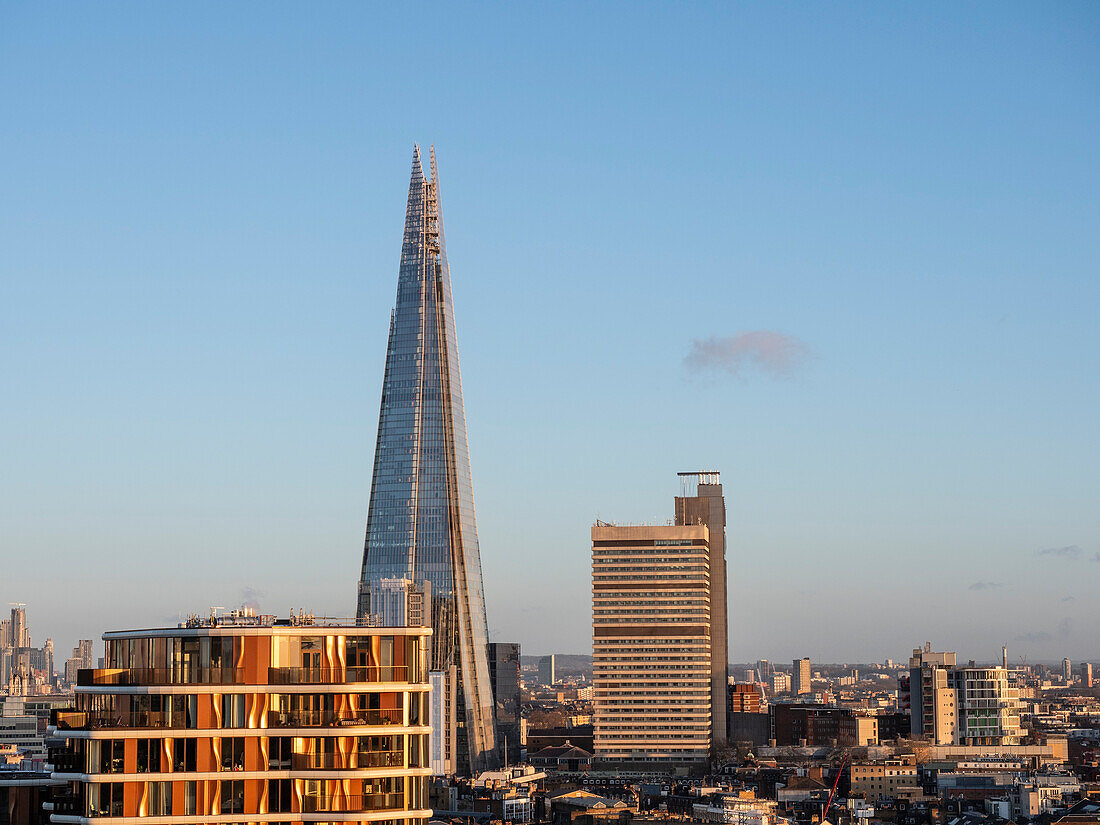 Blick auf die Skyline von The Shard von der Tate Modern, London, England, Vereinigtes Königreich, Europa