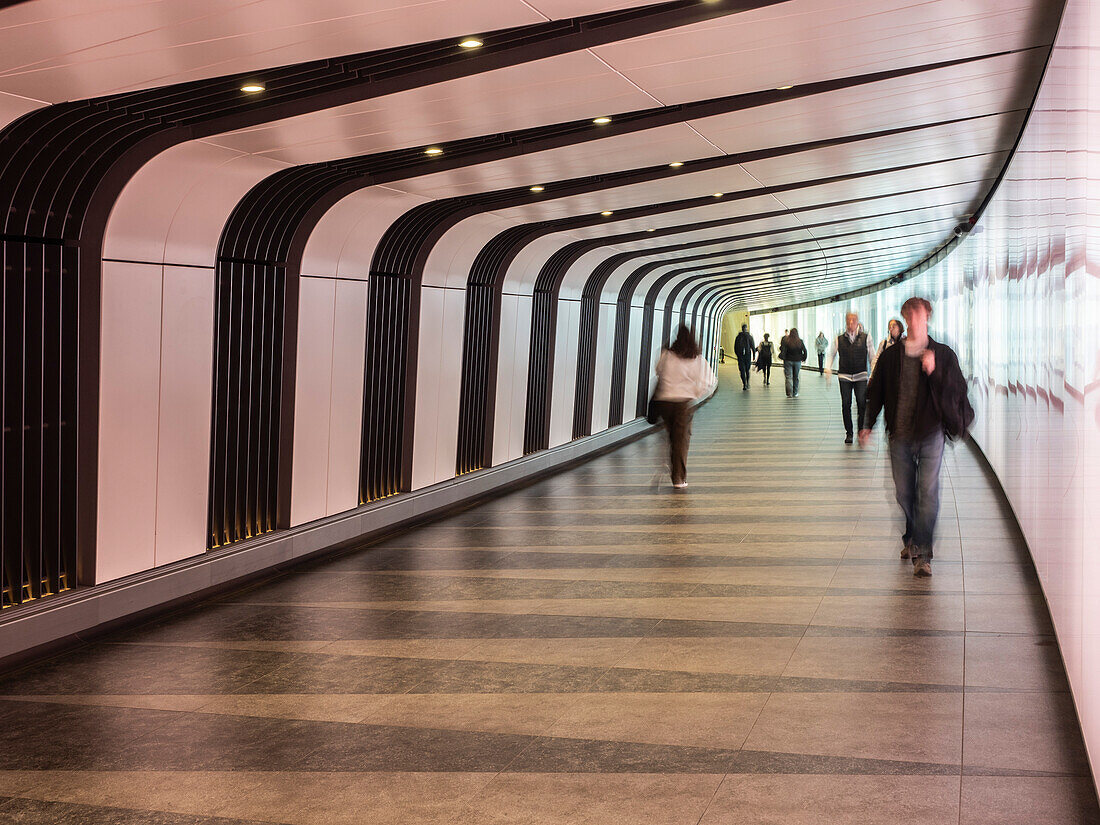 Menschen im Lichttunnel, Kings Cross, London, England, Vereinigtes Königreich, Europa