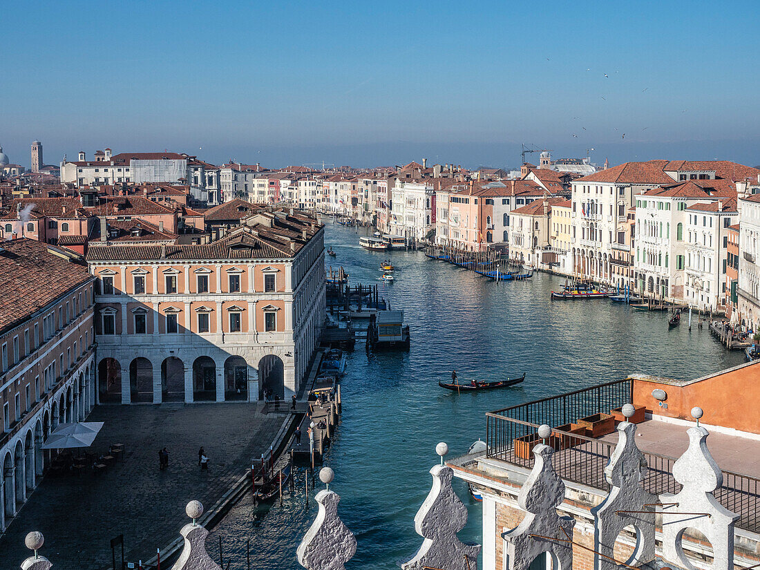 Blick auf den Canal Grande von der Dachterrasse des Fondaco dei Tedeschi, Rialto, Venedig, UNESCO-Welterbe, Venetien, Italien, Europa