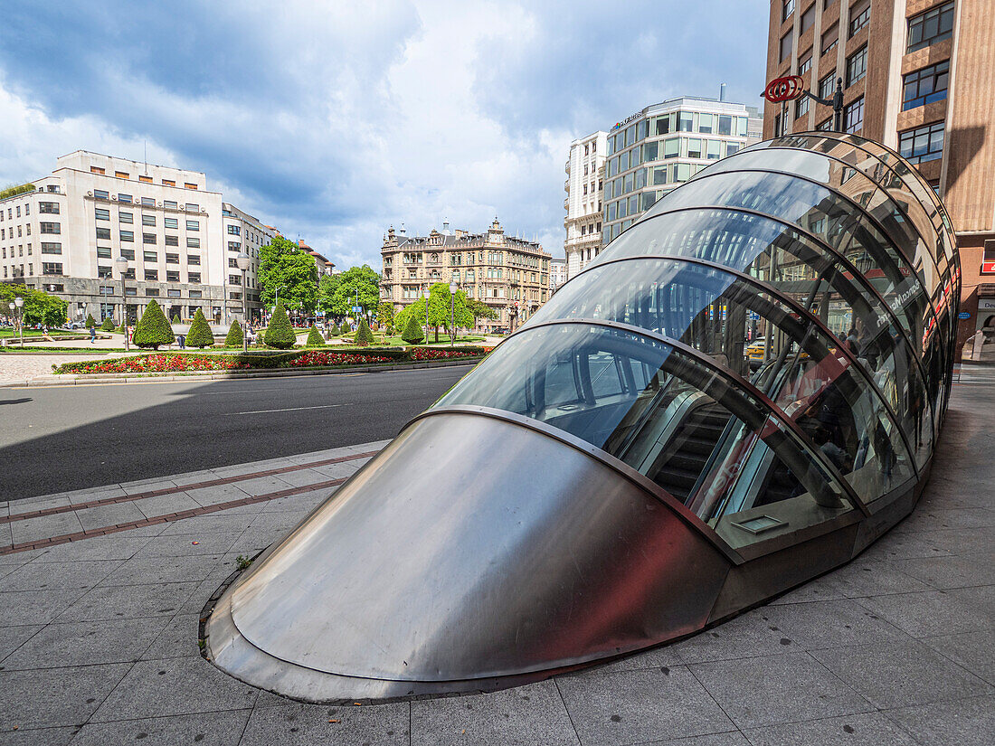 A Fosterito, Eingang zur von Norman Foster entworfenen Metrostation, Plaza Moyua, Bilbao, Baskenland, Spanien, Europa