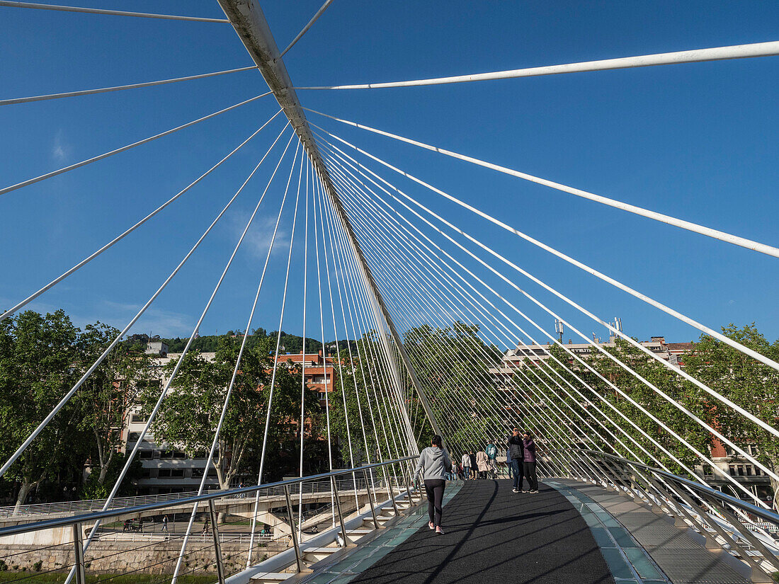 Zubizuri-Fußgängerbrücke, Entwurf von Santiago Calatrava, Nervion-Fluss, Bilbao, Baskenland, Spanien, Europa