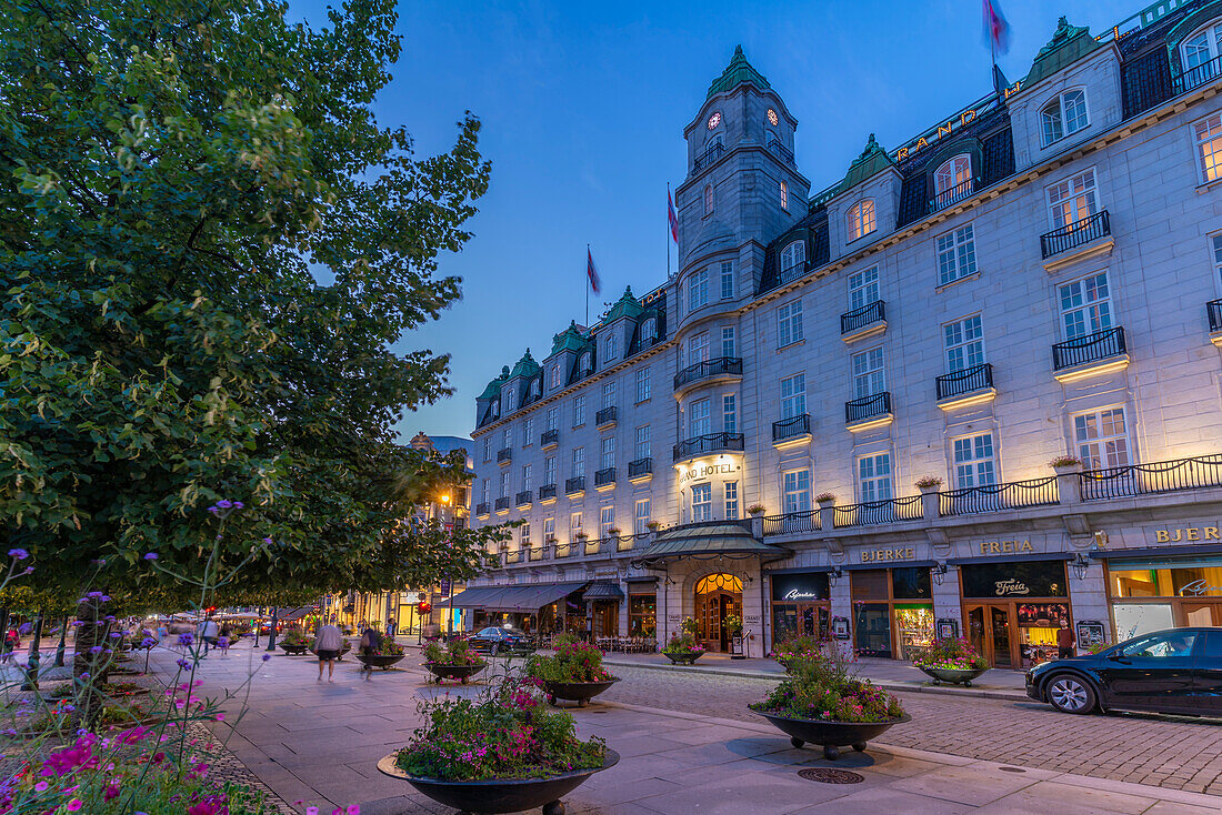 Blick auf das Grand Hotel am Karl Johans Gate in der Abenddämmerung, Oslo, Norwegen, Skandinavien, Europa