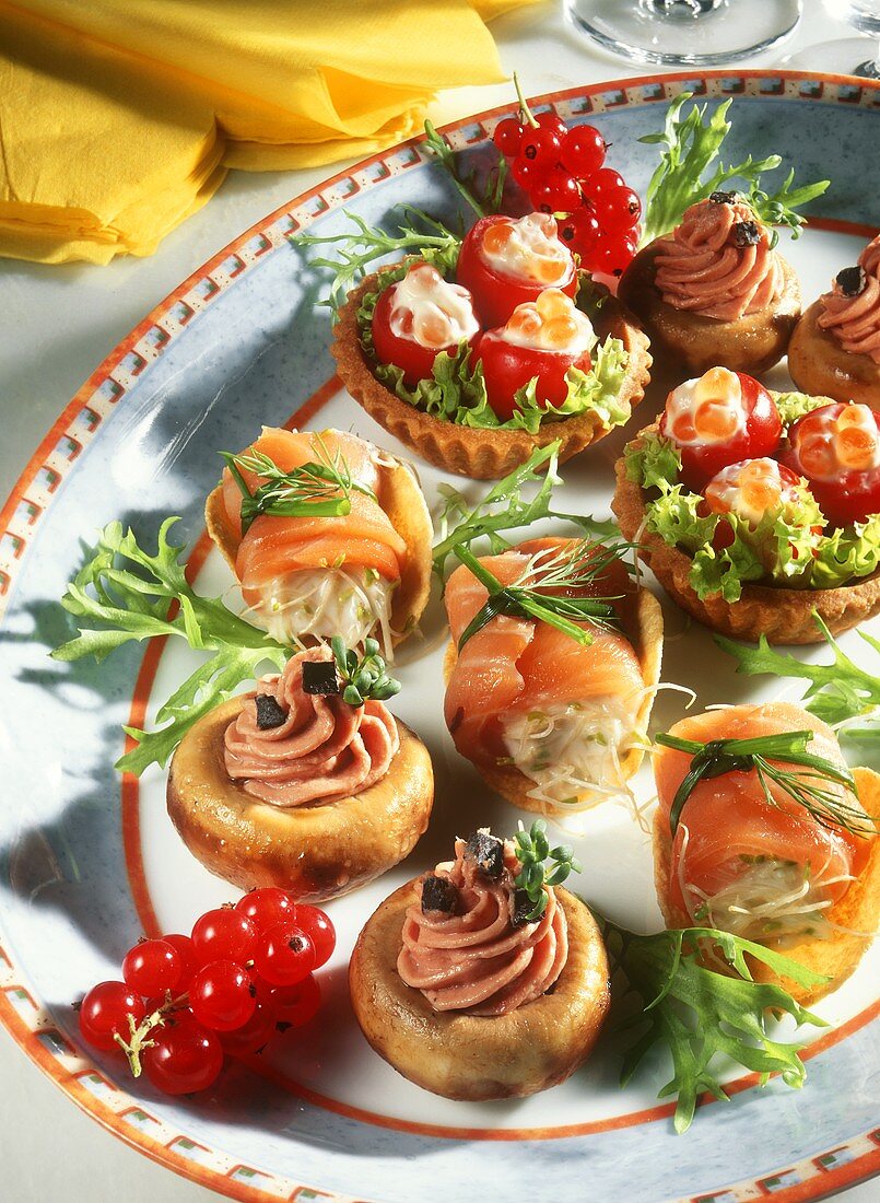 Gefüllte Champignons, Lachsröllchen & gefüllte Kirschtomaten