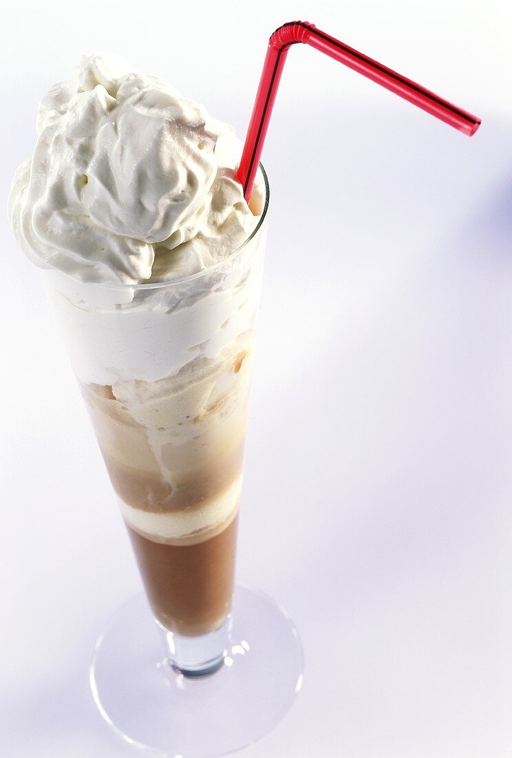 Eiskaffee in hohem Glas mit Strohhalm