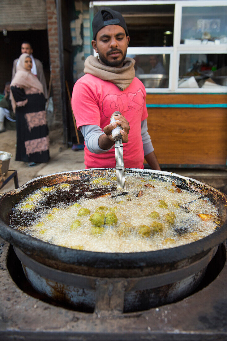 Braten auf dem Markt in Daraw, Ägypten, Nordafrika, Afrika