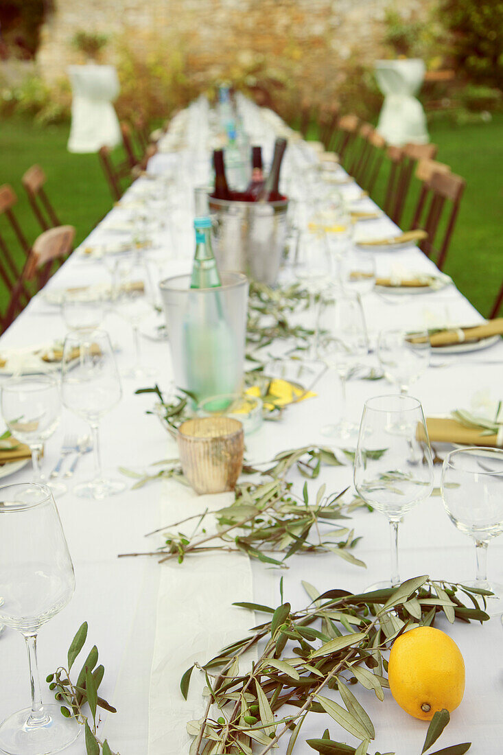 Gedeckter Tisch für Hochzeitsempfang