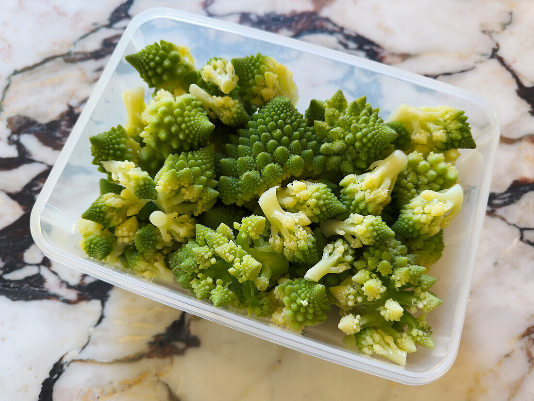 Nahaufnahme grüner Romanesco Blumenkohl in einem Plastikbehälter