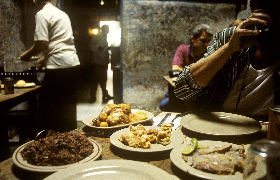 Kubanische Gerichte auf Tisch eines Restaurants in Havanna