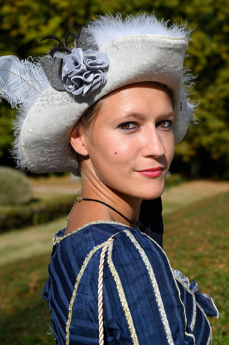 France, Yvelines (78), les Mesnuls, Les Mesnuls castlle,Heritage Day 2019, woman in costume during a historical reconstruction