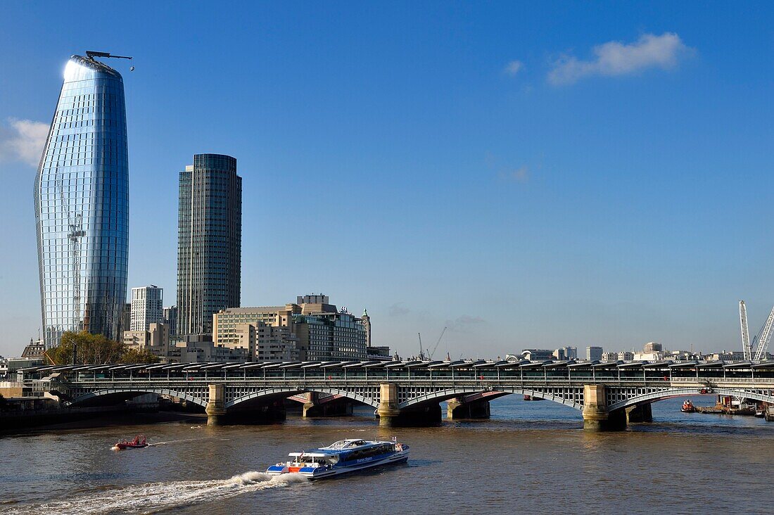 Vereinigtes Königreich, London, die Blackfriars Railway Bridge über die Themse mit Blick auf den Wolkenkratzer One Blackfriars links