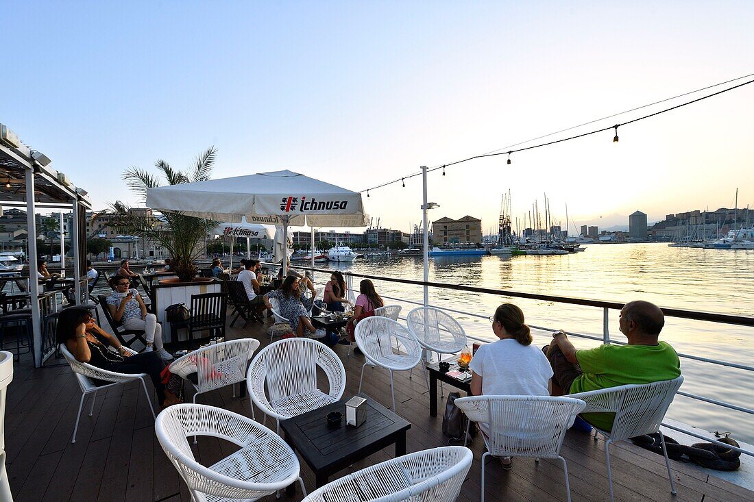 Italy, Liguria, Genoa, Porto Antico (Old harbour), Banano Tsunami restaurant bar