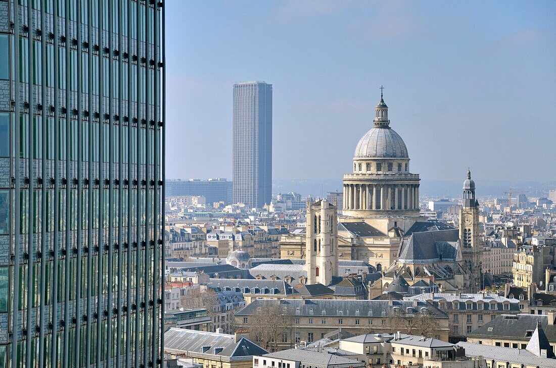 Frankreich, Paris (75), le Panthéon, la tour Clovis, l'église Saint Etienne-du-Mont (à droite), tour Montparnasse et au premier plan la tour Zamansky de l'université de Jussieu (vue aérienne)