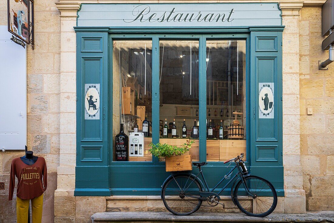 France, Gironde, Saint-Émilion, classified World Heritage by UNESCO, cellar La Fontaine a vins, shop selling and advising on wines