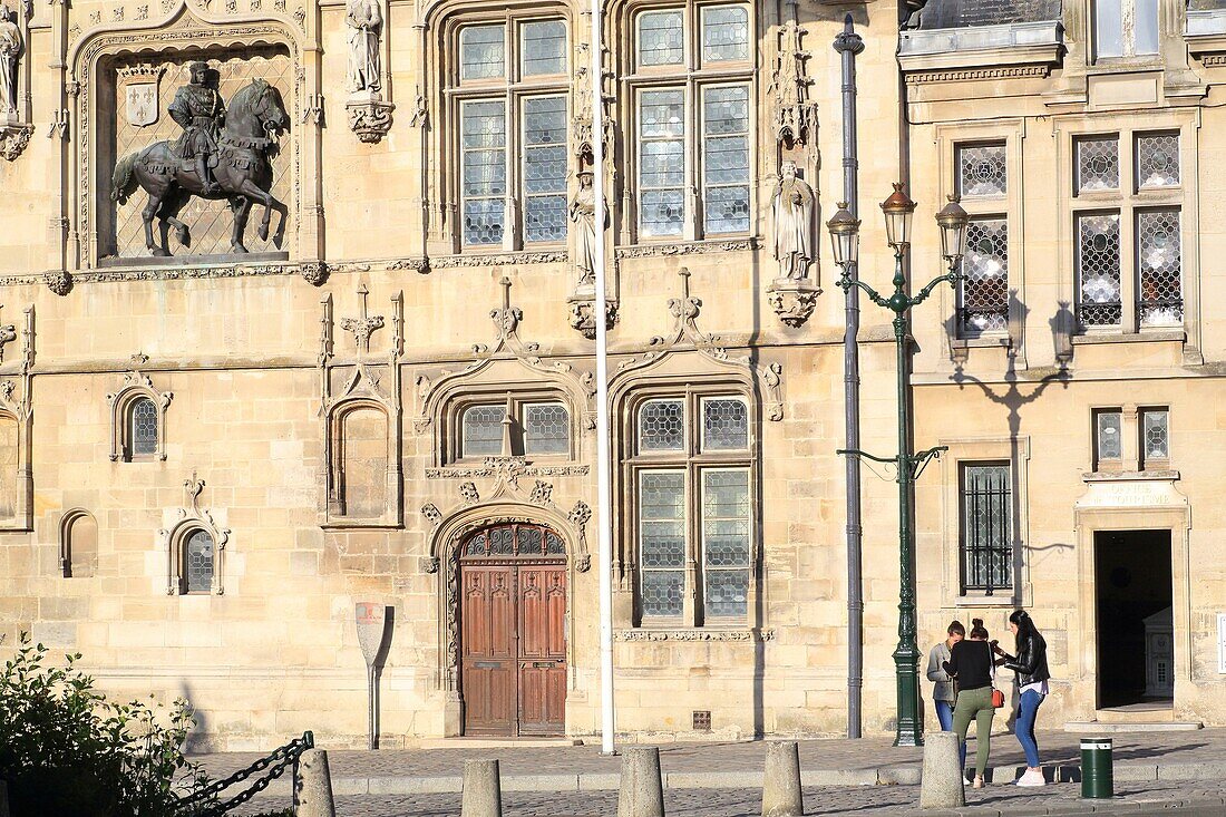 Frankreich, Oise, Compiegne, Rathaus (16. Jahrhundert) im Stil Ludwigs XII., Fassade mit Reiterstandbild Ludwigs XII.