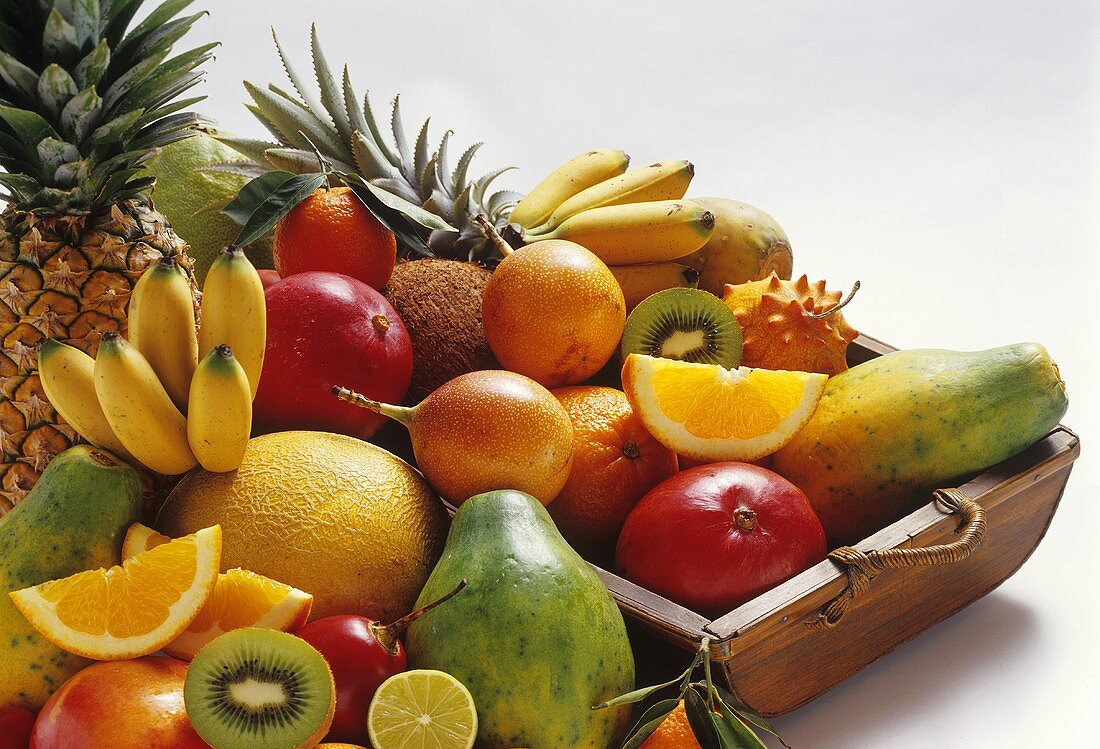 Verschiedene frische exotische Früchte und Zitrusfrüchte