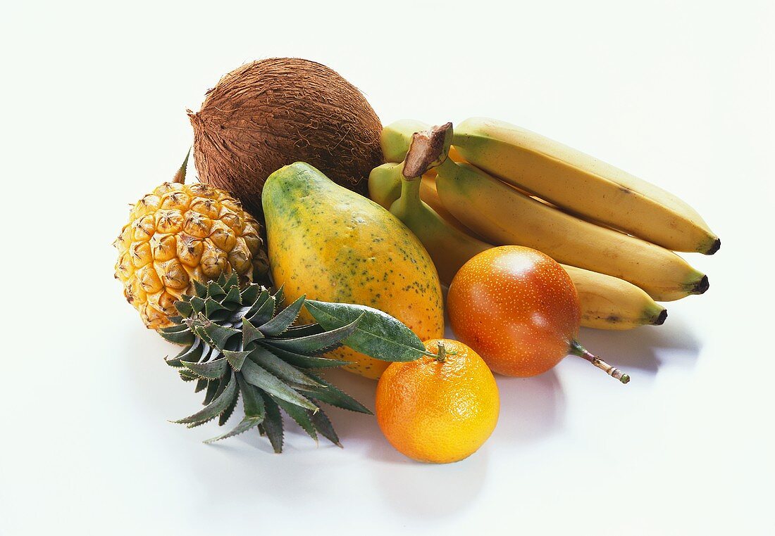 Verschiedene exotische Früchte mit Kokosnuss und Mandarine