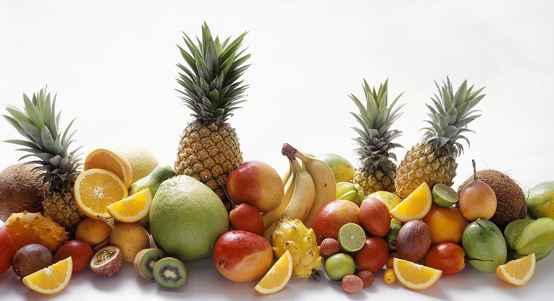 Viele exotische Früchte in einer Reihe