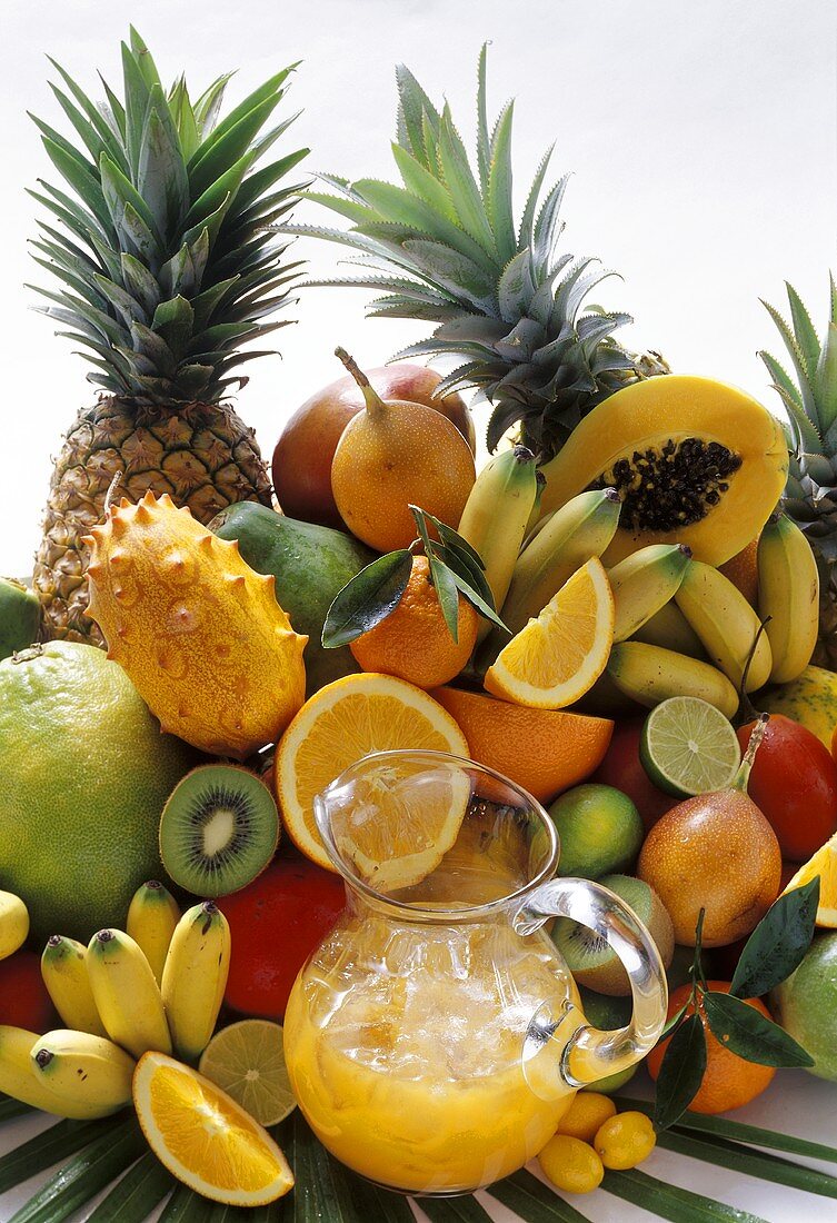 Exotische Früchte und Karaffe mit Orangensaft