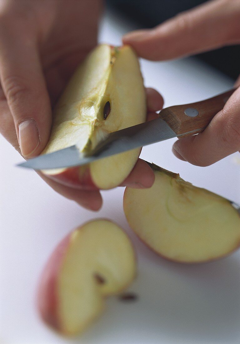 Ein Stück Apfel wird entkernt