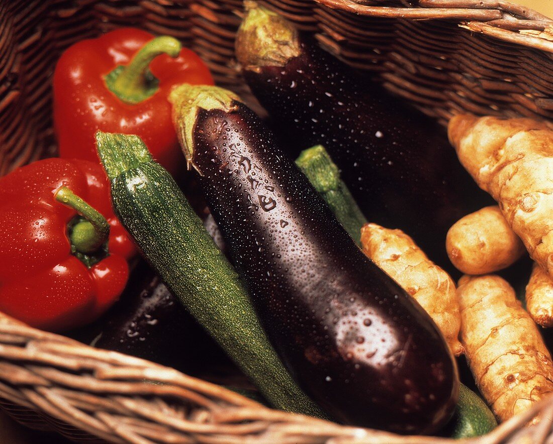 Parprika, Zucchini, Auberginen und Ingwer im Weidenkorb
