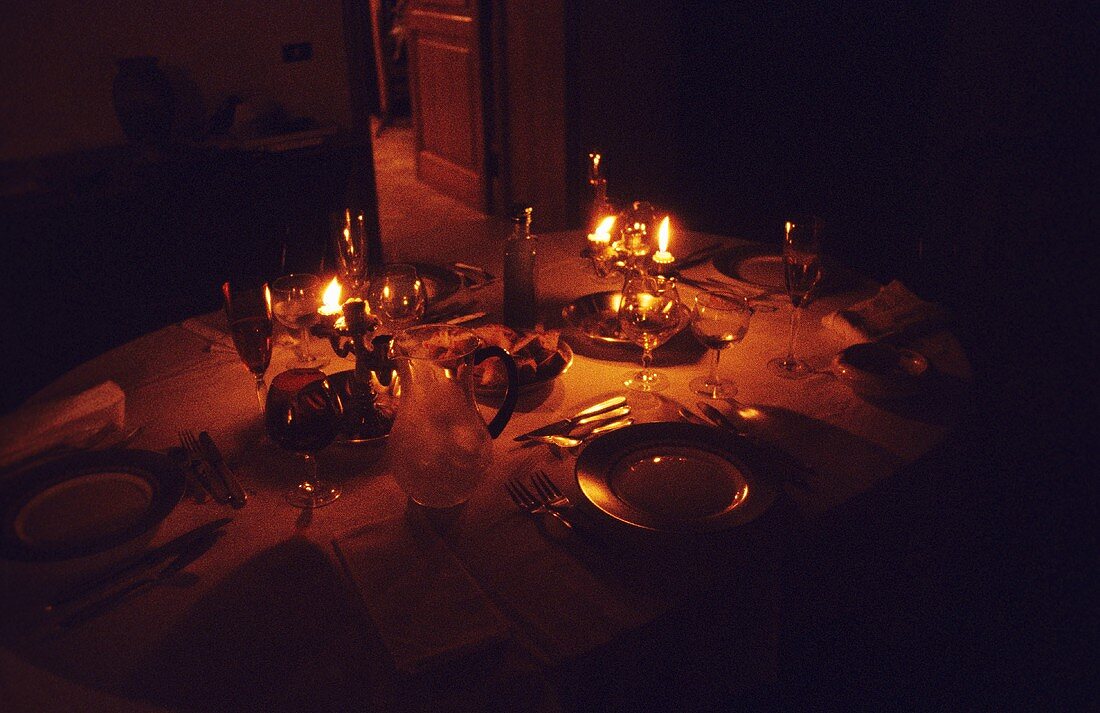 Gedeckter Tisch im Kerzenlicht