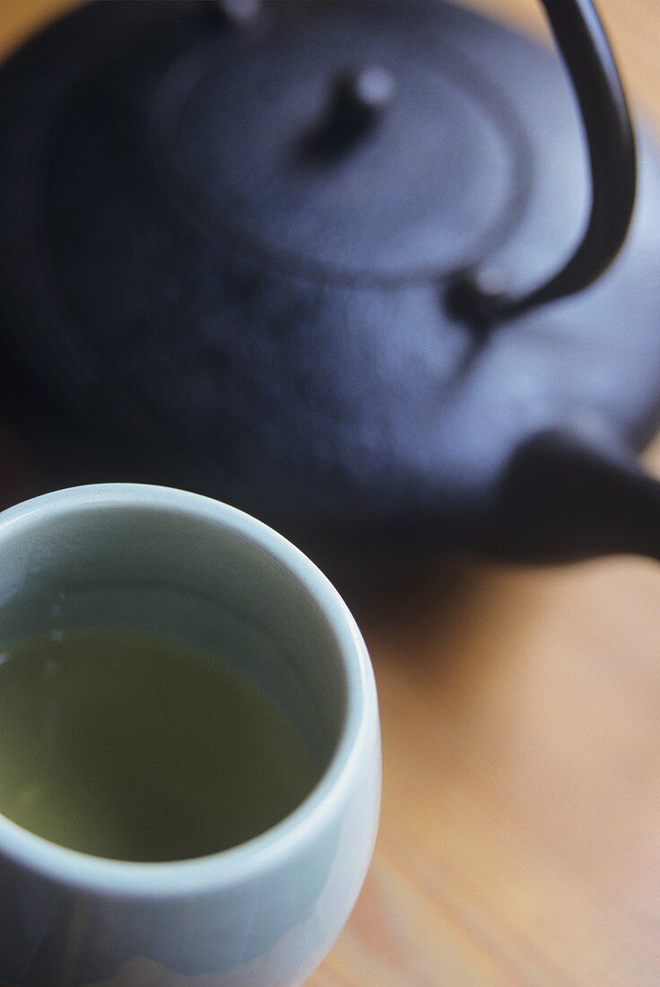 Grüner Tee im Teeschälchen und Teekanne