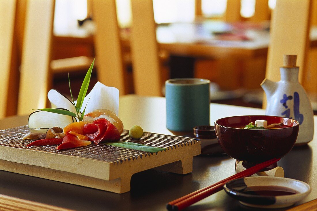 Japanisches Stillleben mit Zutaten, Sojasauce etc. auf Tisch
