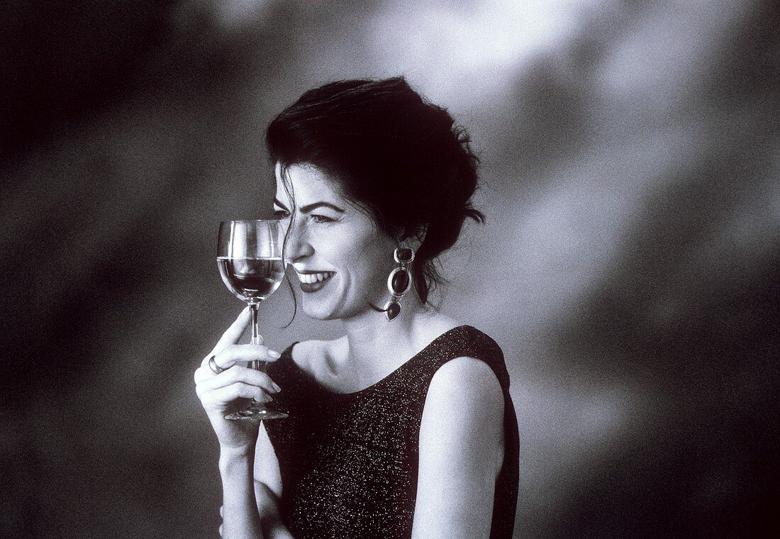 Frau mit einem Glas Weißwein (schwarz-weiss-Aufnahme)