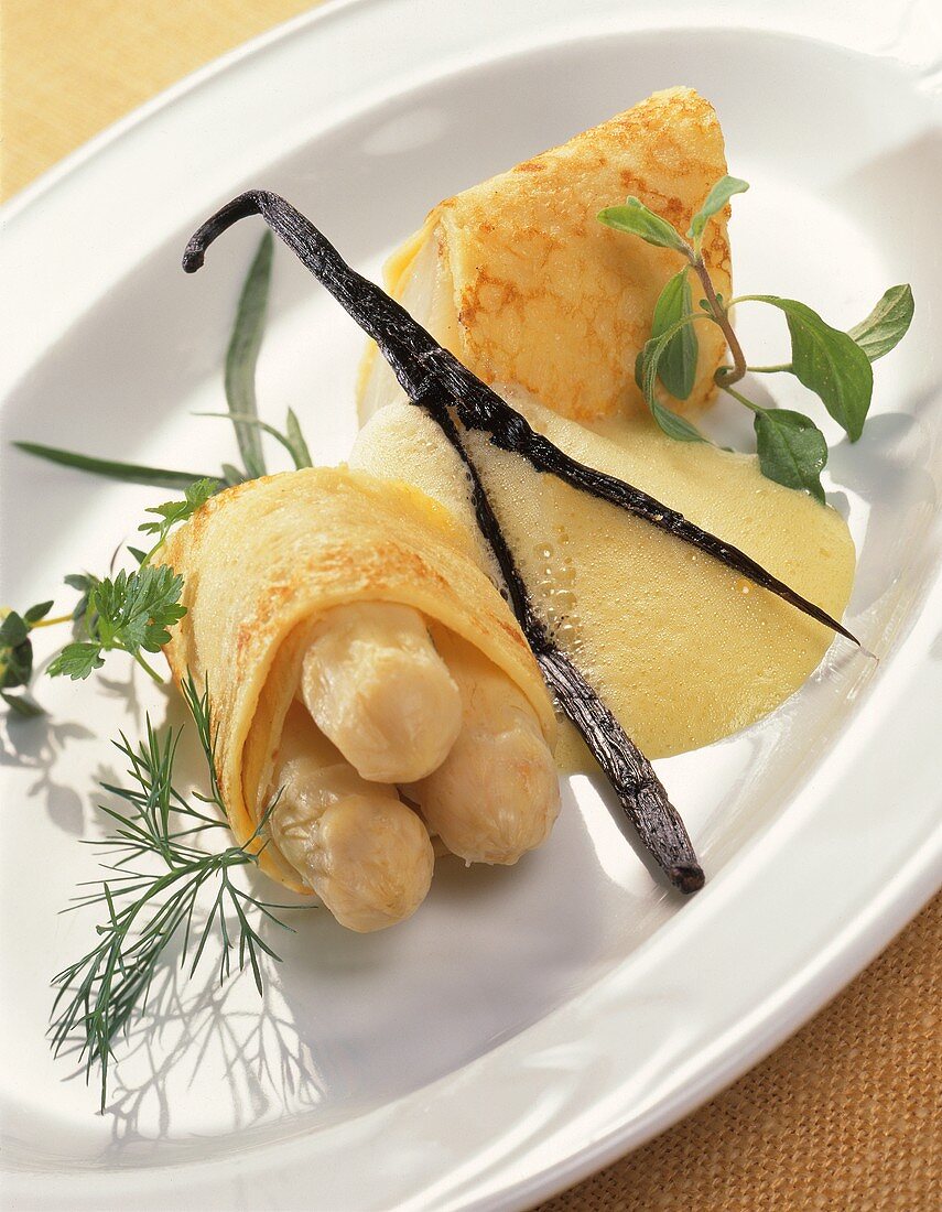 Crepe mit Spargelfüllung und Butter-Vanille-Sauce