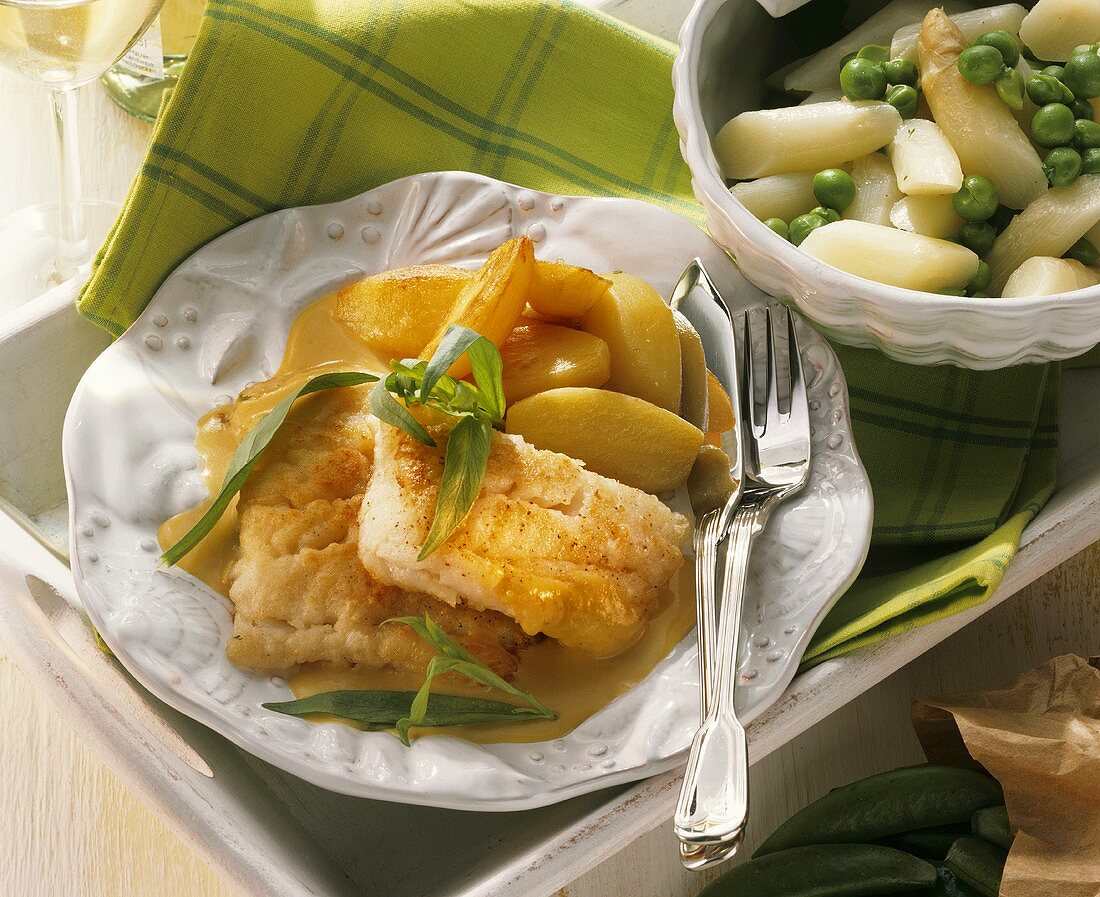 Cod fillets with tarragon sauce, potatoes, asparagus