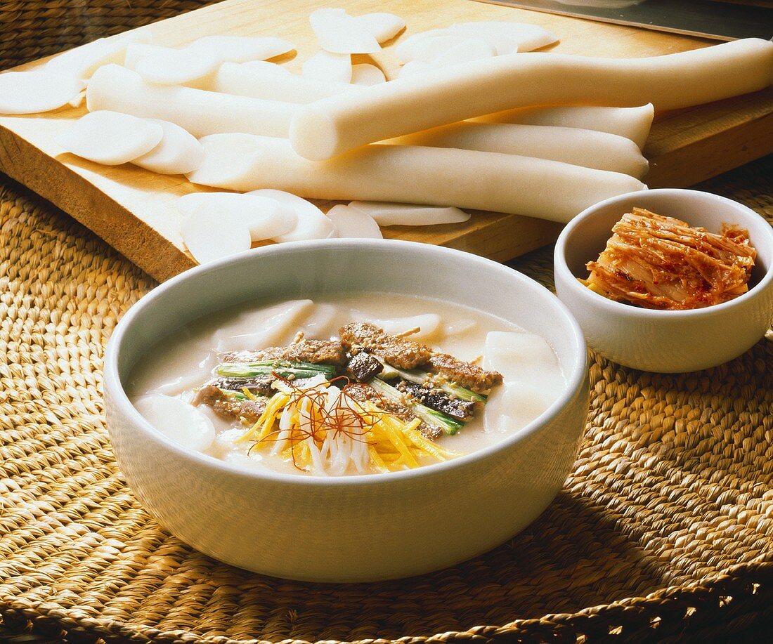 Koreanische Reisplätzchensuppe mit Fleisch und Gemüse
