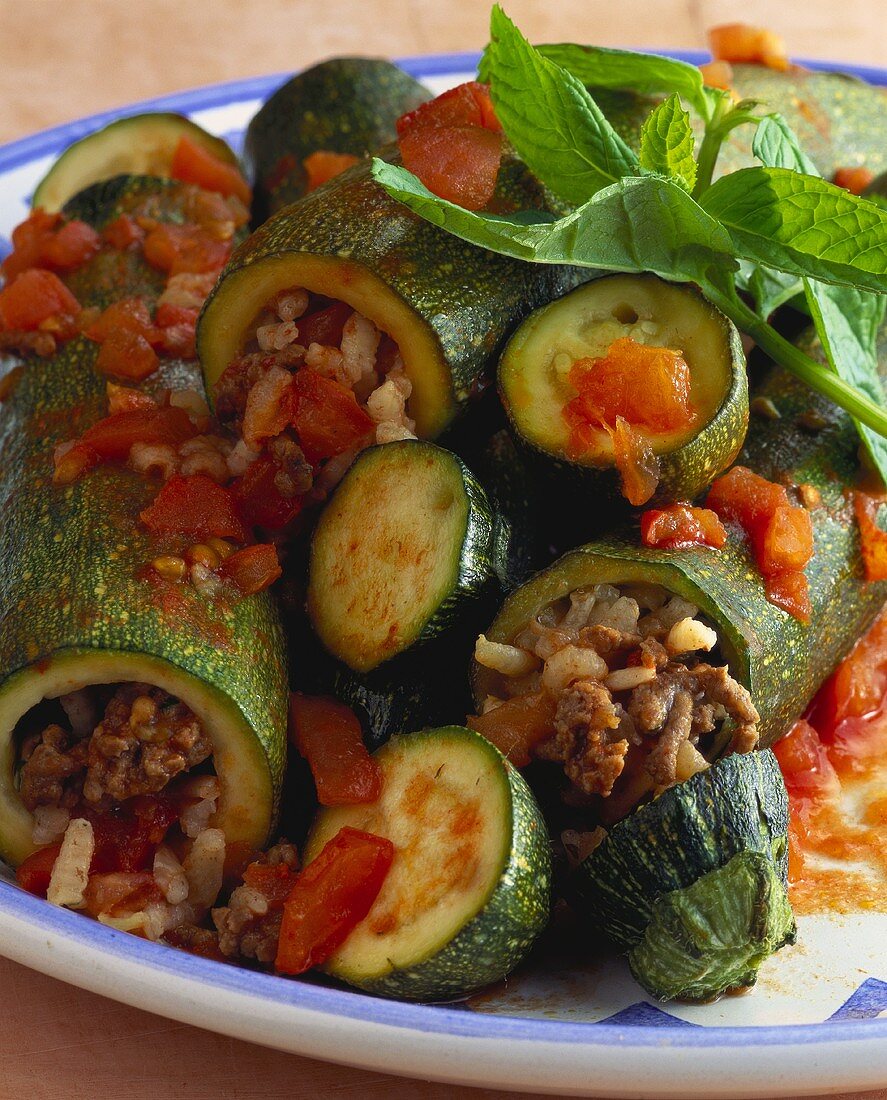 Gefüllte Zucchini mit Hackfleisch-Gemüse-Füllung