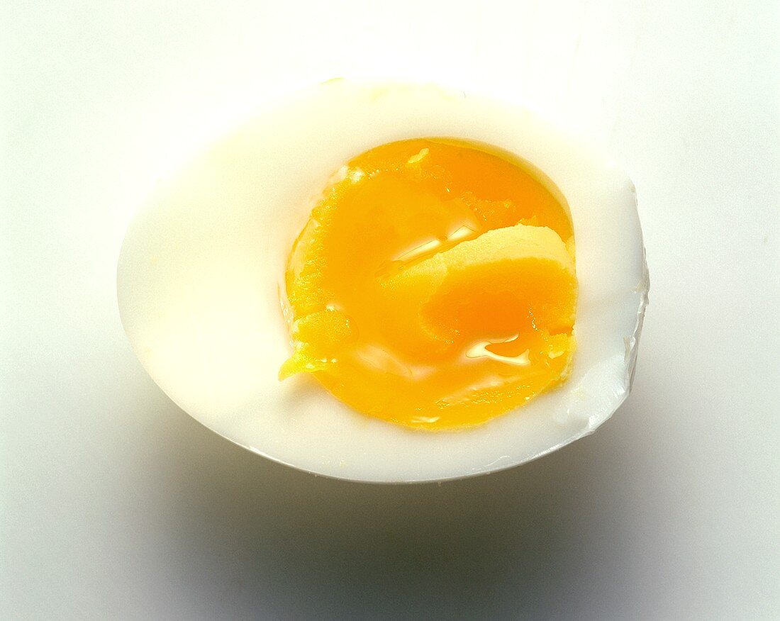 Ein halbes, wachsweich gekochtes Ei (4 Min. Kochzeit)
