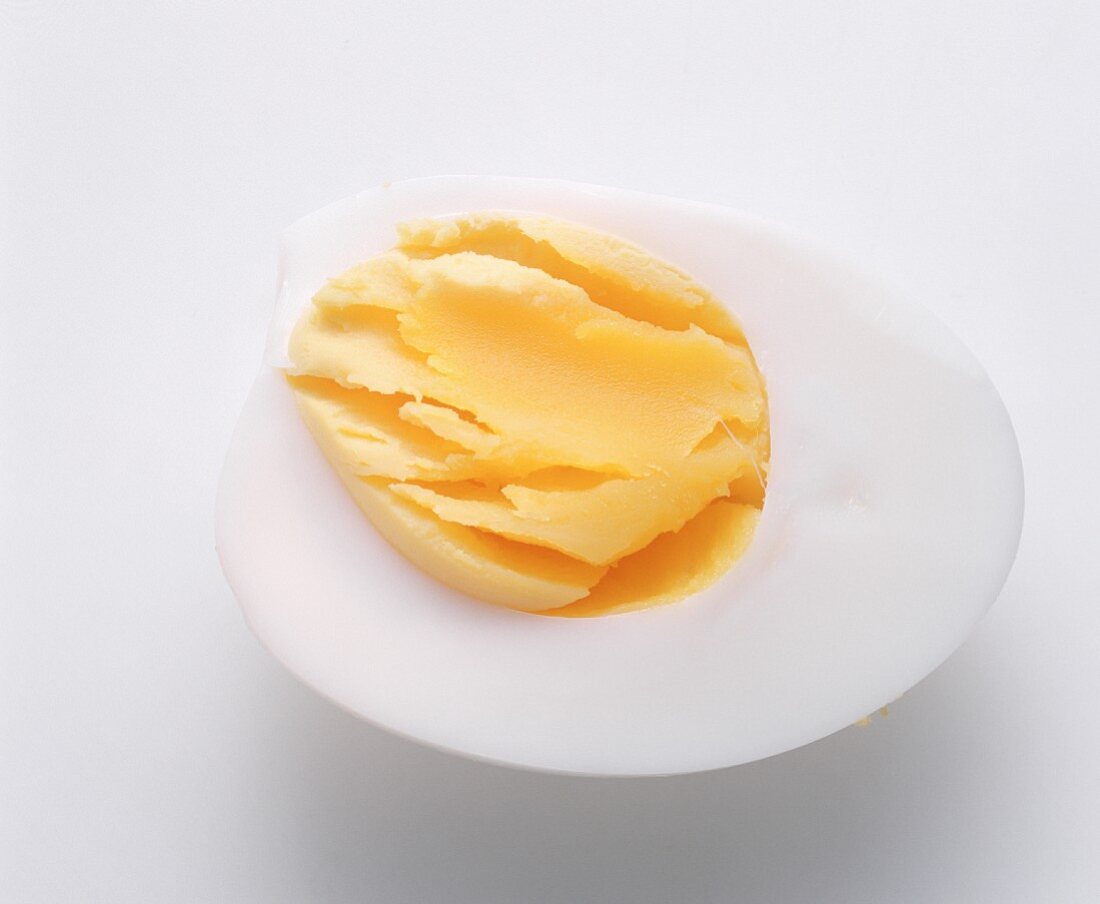 Ein halbes, halbfest gekochtes Ei (6 Min. Kochzeit)