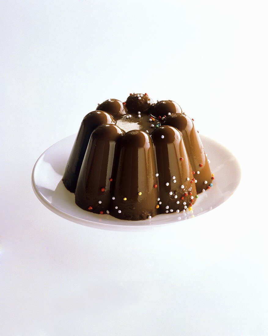 Gestürzter Schokoladenpudding, verziert mit Liebesperlen
