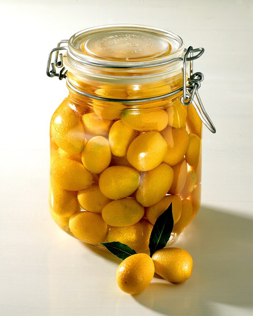 Eingelegte Kumquats im Glas (zu Süspeisen oder Fleisch)