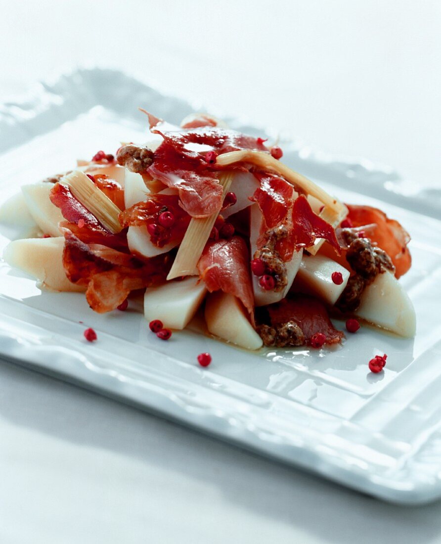 Birnen-Schinken-Salat mit Staudensellerie und Senfdressing