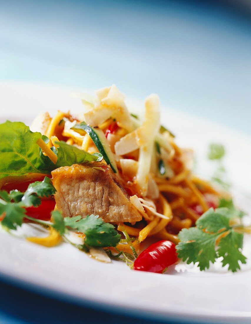 Gemischter Salat mit gebratenen Entenstückchen